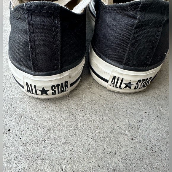 Converse sneaker. Size 5 men’s / size 7 women’s. Black and white. - Picture 4 of 5